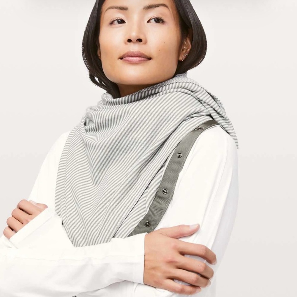 Lululemon Vinyasa Scarf in Mini Akido Stripe Heathered Dark Chrome.